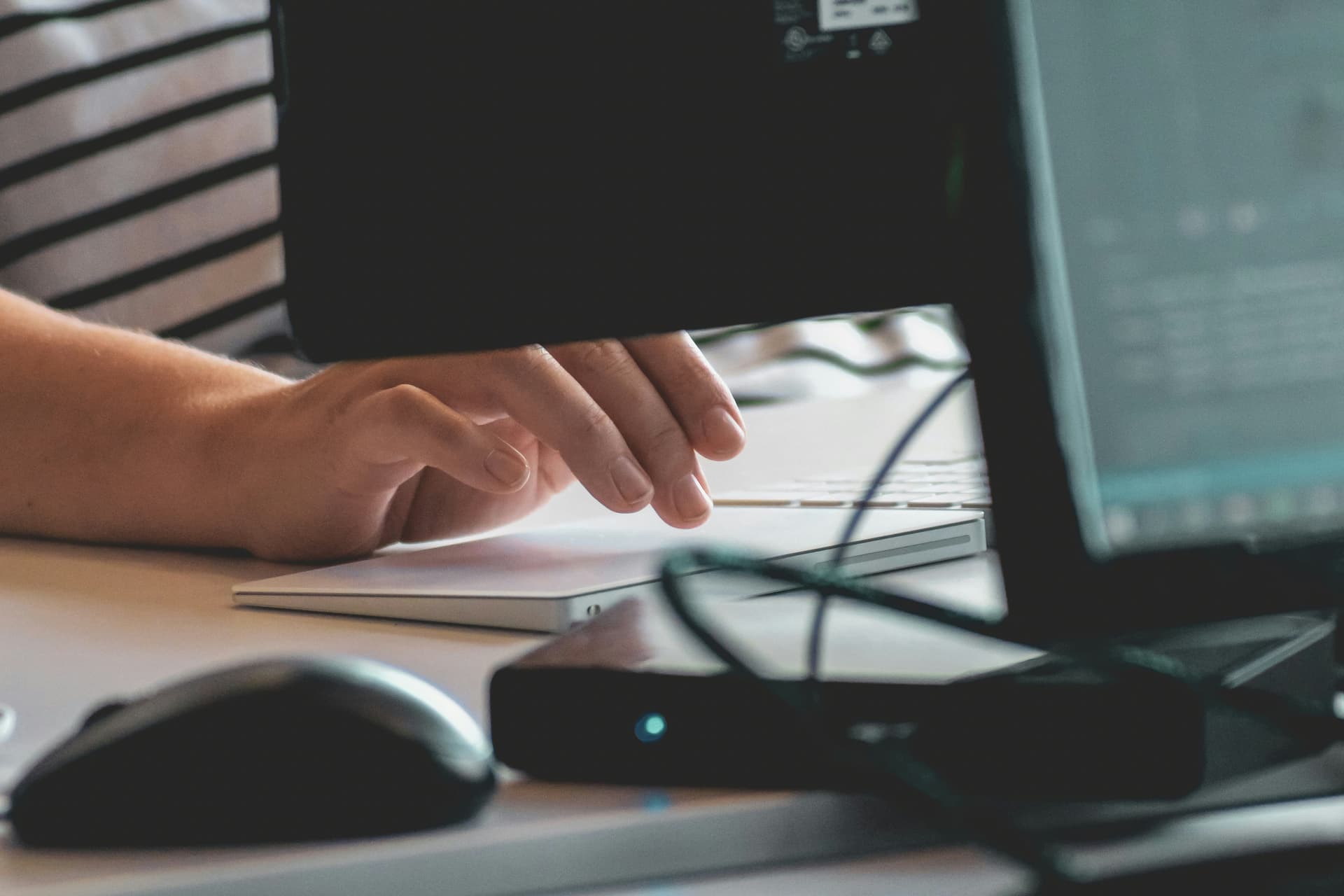 Person-using-keyboard