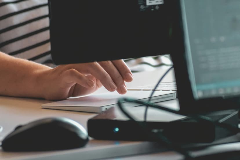 Person-using-keyboard